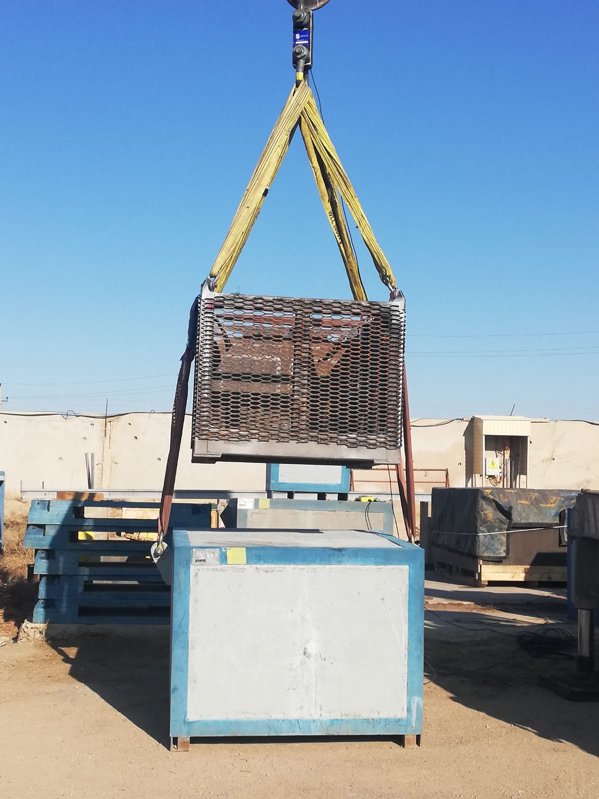 Spreader beam as a below-the-hook lifting device