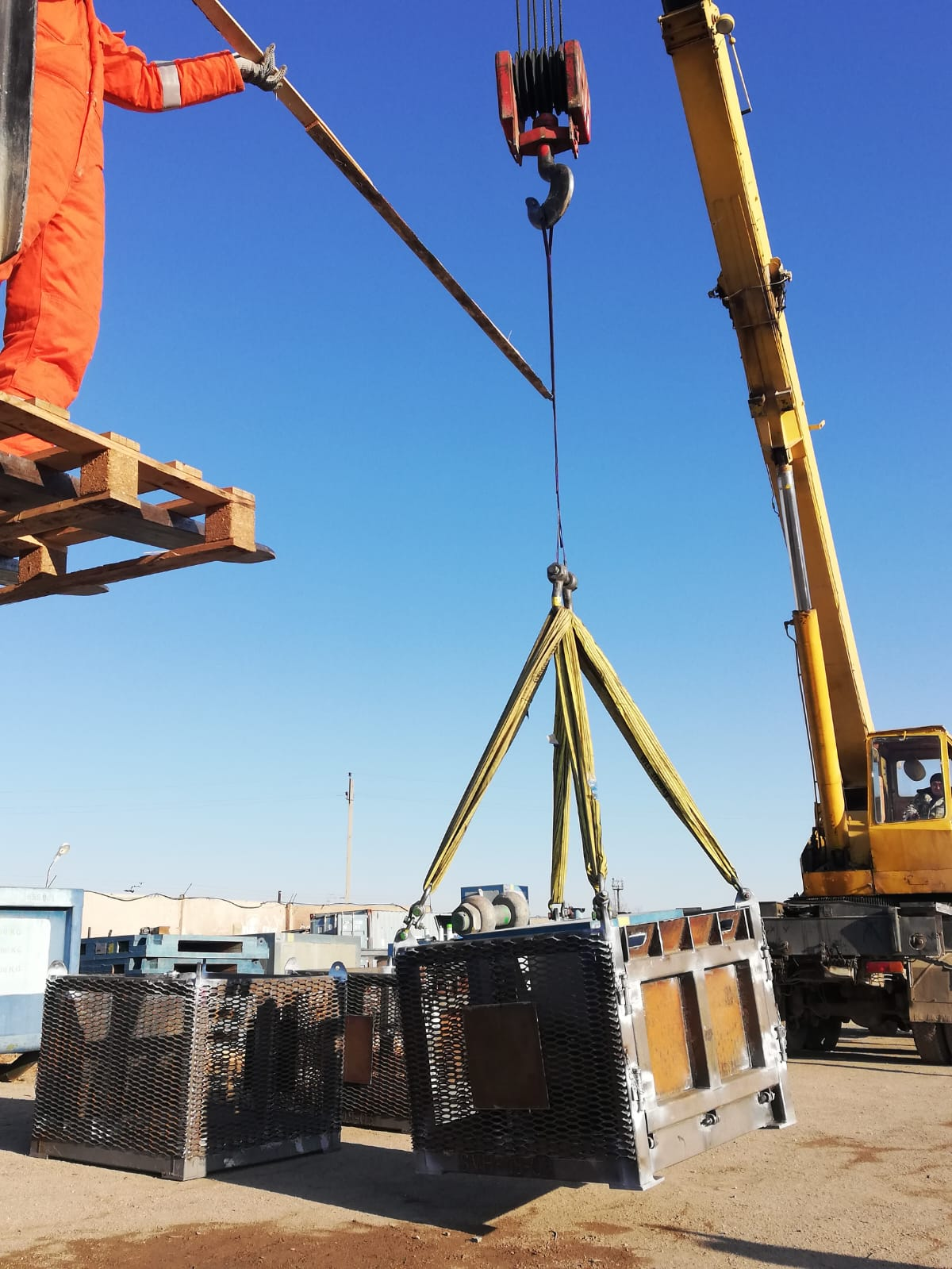 Lifting frame and rigging points