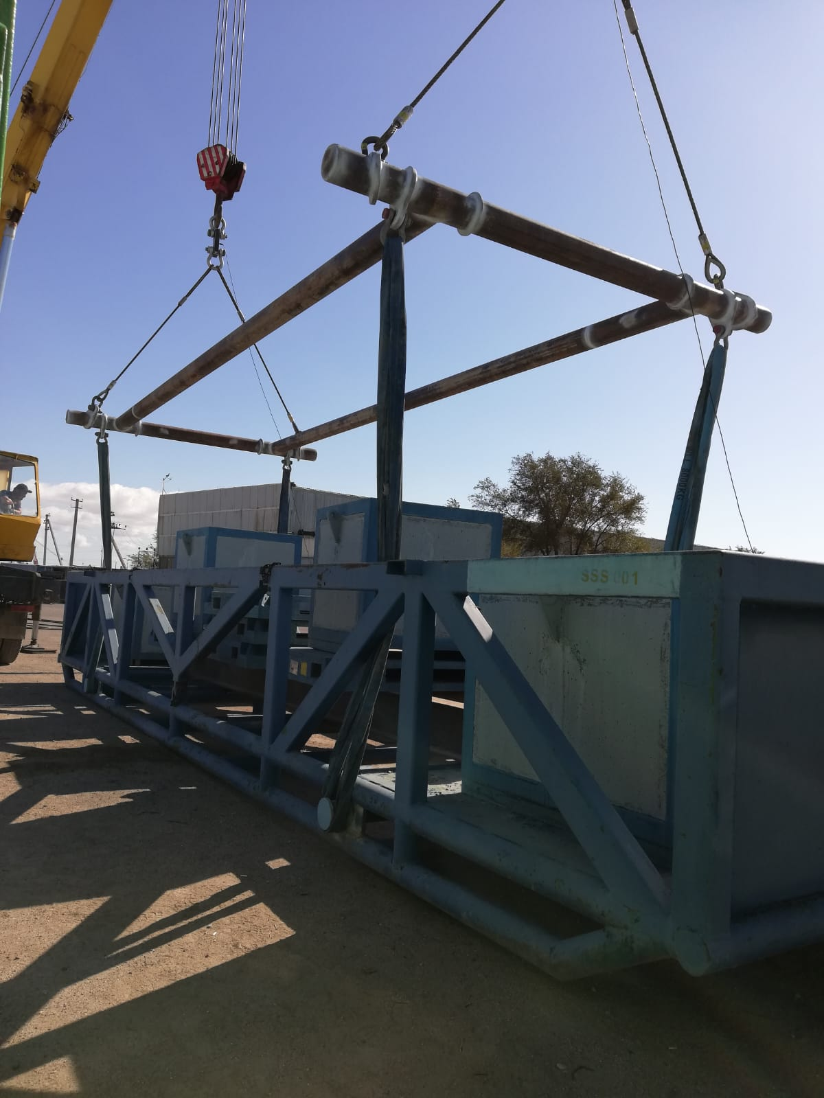 Load lifting with a spreader beam