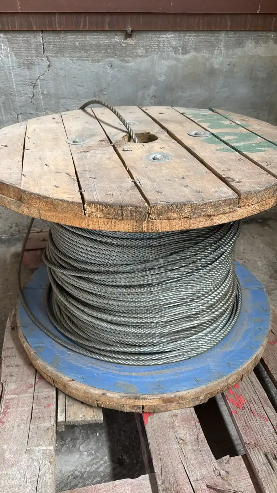 Industrial storage of steel wire ropes on reels