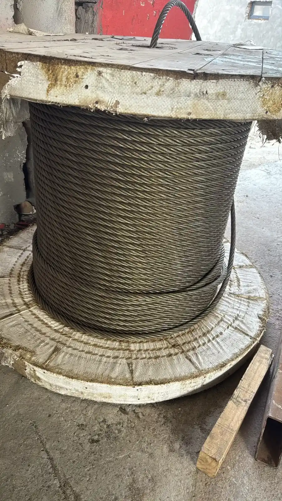 Steel wire ropes stored on pallets